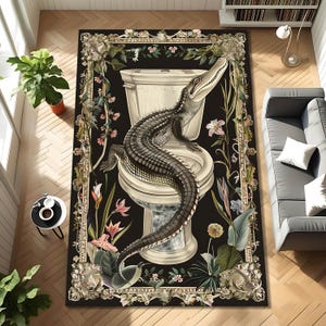 Könnte beinhalten: Rechteckiger Teppich mit einer Illustration eines Alligators auf einer Toilette. Der Teppich hat einen schwarzen Hintergrund mit floralen und botanischen Details und einen dekorativen Rand. Der Alligator ist in Grau- und Weißtönen dargestellt.