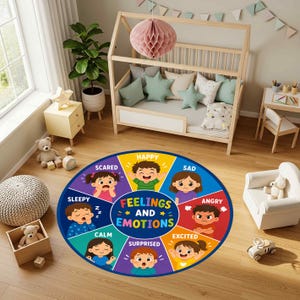 Pu&ograve; includere: Un tappeto circolare con una tabella colorata dei sentimenti e delle emozioni con otto personaggi dei cartoni animati che mostrano diverse espressioni facciali, tra cui felice, triste, arrabbiato, eccitato, sorpreso, calmo, assonnato e spaventato.