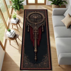 Puede incluir: Una alfombra rectangular negra con un diseño ornamentado y detallado. La alfombra presenta un gran emblema circular en la parte superior, con un diseño central y patrones intrincados. Debajo del emblema hay un elemento rojo similar a una cortina y un borde decorativo.