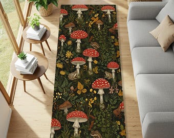 Könnte beinhalten: Rechteckiger Teppich mit einem Muster aus rot-weiß gepunkteten Pilzen, Fröschen und Blättern auf dunklem Hintergrund. Das Design umfasst gelbe Blumen und Blätter, die eine waldähnliche Szene schaffen. Ideal für das Wohnzimmer.