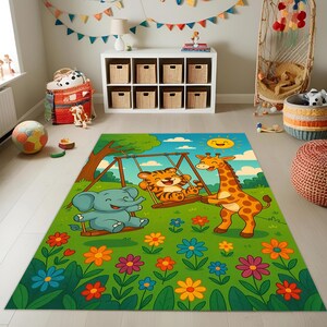 Tappeto con animali giocosi – Giraffa, elefante e tigre sull'altalena – Tappeto colorato per bambini, ideale per cameretta, sala giochi o tema giungla.