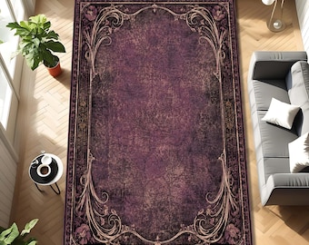 Puede incluir: Una alfombra rectangular con un centro de color púrpura intenso y aspecto desgastado, rodeada por un borde oscuro y ornamentado. El borde presenta intrincados patrones florales en tonos apagados que enmarcan el campo central.