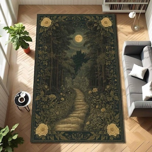 Puede incluir: Una alfombra rectangular con una escena de bosque con un camino de piedra sinuoso que conduce a un castillo bajo la luna llena. La alfombra tiene un borde verde oscuro con detalles florales y grandes rosas amarillas en cada esquina.