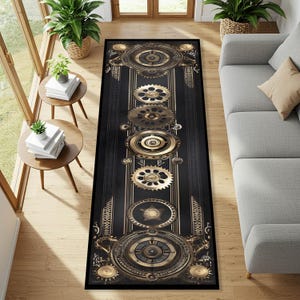 Puede incluir: Una alfombra larga y rectangular negra con un diseño steampunk que presenta engranajes y elementos de relojería dorados. La alfombra tiene un patrón detallado con líneas verticales y bordes decorativos, adecuada para un pasillo o entrada.