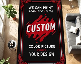 Puede incluir: Alfombra rectangular negra con borde rojo y blanco y diseños decorativos en las esquinas. La alfombra presenta el texto "WE CAN PRINT LOGO TEXT PHOTO" y "CUSTOM COLOR PICTURE YOUR DESIGN" en blanco y rojo.