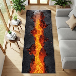Puede incluir: Una alfombra rectangular con un diseño dramático. La alfombra presenta un flujo central de lava naranja y amarilla, enmarcado por una superficie agrietada de color gris oscuro. Volutas de humo blanco se elevan de la lava, creando un efecto visual impactante. La alfombra está colocada sobre un suelo de madera.