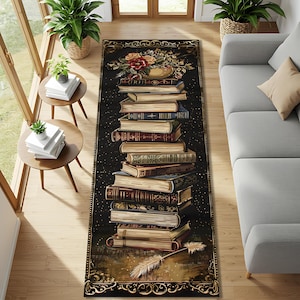 Puede incluir: Una alfombra rectangular negra con un diseño de libros antiguos apilados, detalles dorados y un borde decorativo. Los libros son de varios colores, con un jarrón de flores en la parte superior y una pluma en la inferior. Para uso en interiores.