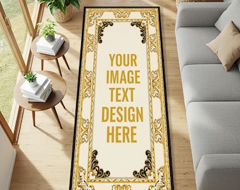 Puede incluir: Alfombra rectangular beige con borde negro y diseños ornamentados dorados y negros en las esquinas y bordes. La alfombra tiene el texto "YOUR IMAGE TEXT DESIGN HERE" en dorado. Está sobre un suelo de madera.
