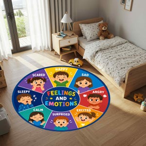 Pu&ograve; includere: Un tappeto rotondo con un grafico colorato di sentimenti ed emozioni. Il testo centrale recita "FEELINGS AND EMOTIONS" circondato da otto segmenti, ognuno dei quali raffigura un personaggio dei cartoni animati che illustra un'emozione: felice, triste, arrabbiato, eccitato, sorpreso, calmo, assonnato e spaventato.