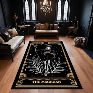 Tappeto da mago dei tarocchi con figura di scheletro gotico, design occulto nero e oro, decorazione mistica per pavimenti per stanze da strega, spazi alternativi o studi.