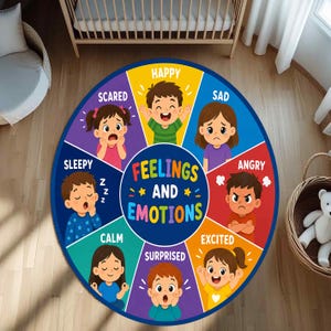 Pu&ograve; includere: Un tappeto educativo rotondo con un cerchio blu centrale che riporta il testo "FEELINGS AND EMOTIONS" circondato da otto segmenti colorati. Ogni segmento mostra un personaggio dei cartoni animati che illustra emozioni etichettate come happy, sad, angry, excited, surprised, calm, sleepy e scared.