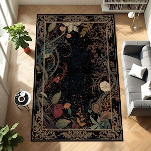 Puede incluir: Una alfombra rectangular con un fondo oscuro y un diseño botánico. La alfombra presenta un borde con detalles dorados ornamentados y un diseño central de hojas, flores y enredaderas en tonos verdes, rojos y dorados.