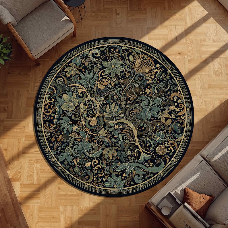 Op de afbeelding: Een rond vloerkleed met een gedetailleerd bloemenpatroon in tinten teal, goud en groen op een zwarte achtergrond. Het vloerkleed heeft een rand met een herhalend geometrisch ontwerp. Het ligt op een houten vloer.