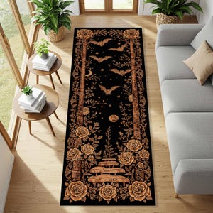 Puede incluir: Una alfombra rectangular negra con un diseño gótico que presenta murciélagos, rosas, árboles y una luna. La alfombra tiene un patrón detallado en tonos marrones y beige, creando un contraste llamativo contra el fondo negro. La alfombra mide aproximadamente 91 cm de ancho y 183 cm de largo.