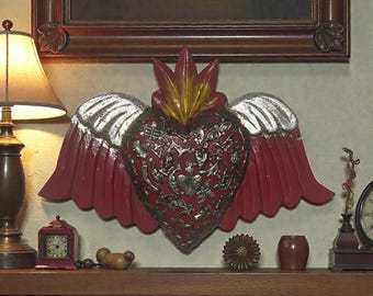 Corazón Sagrado Corazón de Madera Hecho a Mano con Alas Anchas y Dijes de Milagro / Decoración de Pared Religiosa Ex Voto de Arte Popular Mexicano