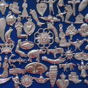 Dijes Milagros 20 grandes en tono plateado / Dije surtido de Milagros mexicanos / Dije de ofrendas de exvotos / Dije de altar religioso mexicano Milagros