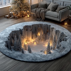 Könnte beinhalten: Ein runder Teppich mit einem Winterwunderland-Design. Der Teppich zeigt eine zentrale Grube mit verschneiten Bäumen und leuchtenden Laternen, umgeben von einem strukturierten, eisigen Felsenrand. Der Teppich liegt auf einem Holzboden, mit einem Weihnachtsbaum und Sofa im Hintergrund.