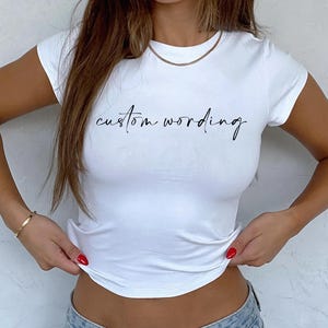 Trendy Baby-T-Shirt mit benutzerdefiniertem Text, benutzerdefiniertes Damen-T-Shirt, benutzerdefiniertes Text-Baby-T-Shirt, personalisiertes Hemd für Frauen, Vintage-Baby-T-Shirt im Stil der 90er Jahre