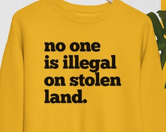 No One Is Illegal クルーネックスウェットシャツ、ステートメントスウェットシャツ、着心地の良いカジュアルウェア、ユニセックスウェア、社会正義アパレル、活動家へのギフト