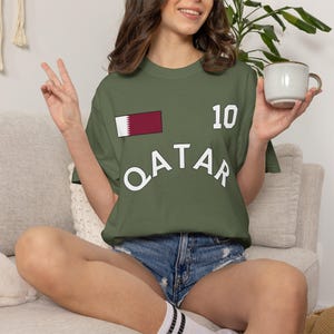 Camiseta de Qatar con colores cómodos para el Mundial, Camiseta de Qatar, Camiseta de Qatar, Regalo de Qatar, Vacaciones en Qatar, Recuerdo de Qatar, Regalo para un amigo de Qatar, Qatar imagen 11