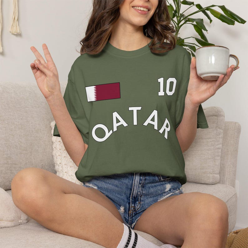 Camiseta de Qatar con colores cómodos para el Mundial, Camiseta de Qatar, Camiseta de Qatar, Regalo de Qatar, Vacaciones en Qatar, Recuerdo de Qatar, Regalo para un amigo de Qatar, Qatar imagen 11