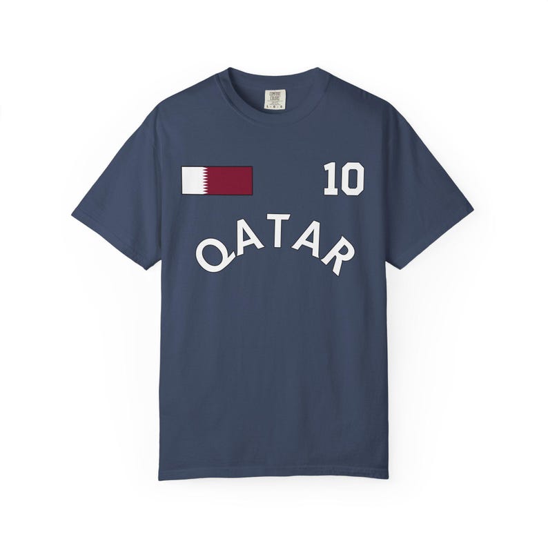Camiseta de Qatar con colores cómodos para el Mundial, Camiseta de Qatar, Camiseta de Qatar, Regalo de Qatar, Vacaciones en Qatar, Recuerdo de Qatar, Regalo para un amigo de Qatar, Qatar imagen 4
