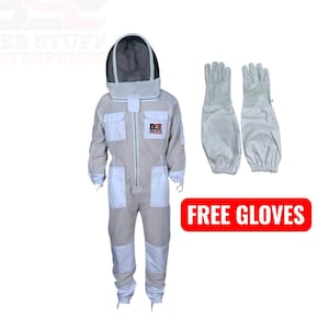 Puede incluir: Un traje de apicultor blanco con capucha de velo de malla, mangas largas y varios bolsillos, con el logotipo de BSE Bee Stuff Enterprises en el pecho. Se incluye un par de guantes protectores blancos a juego, con un letrero rojo: FREE GLOVES.