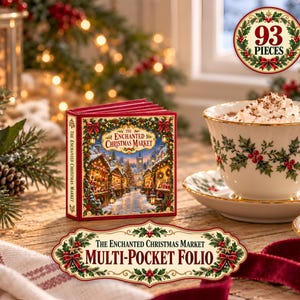 Può includere: Un folio multi-tasca quadrato intitolato The Enchanted Christmas Market con dorso rosso e una scena invernale festiva. Una tazza bianca con motivi di agrifoglio e panna montata si trova accanto, insieme a un'etichetta 93 pieces e testo.