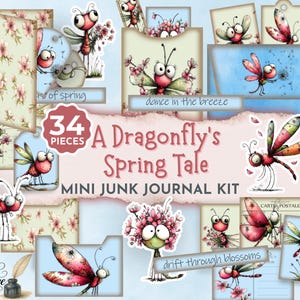 Op de afbeelding: Een mini junk journal kit met 34 onderdelen, met grillige libellenillustraties en bloemmotieven. De kit bevat tags, enveloppen en decoratieve elementen. De tekst bevat "A Dragonfly's Spring Tale" en "MINI JUNK JOURNAL KIT".