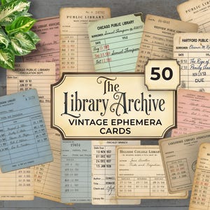Könnte beinhalten: Eine Sammlung von 50 alten Bibliothekskarten in verschiedenen Farben wie Beige, Hellblau und Rosa. Jede Karte enthält gedruckte Linien, Bibliotheksnamen und handschriftlichen Text. Ein zentrales Etikett trägt die Aufschrift 50 The Library Archive VINTAGE EPHEMERA CARDS.
