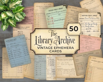 Puede incluir: Una colección de 50 tarjetas de biblioteca antiguas en varios colores, incluyendo beige, azul claro y rosa. Cada tarjeta presenta líneas impresas, nombres de bibliotecas y texto escrito a mano. Una etiqueta central dice 50 The Library Archive VINTAGE EPHEMERA CARDS.