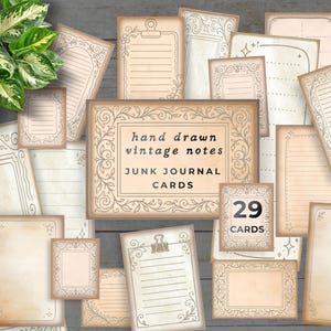 Peut inclure: Un ensemble de cartes en papier de style vintage avec des bordures décoratives et des pages lignées ou vierges. Les cartes sont de différentes tailles et formes, avec une carte centrale indiquant "hand drawn vintage notes" et "Junk Journal Cards". Une petite carte affiche "29 cartes".