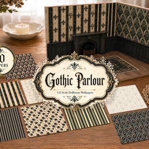 Può includere: Un set di 10 fogli di carta da parati per casa delle bambole in scala 1:12 con vari motivi, tra cui strisce nere e crema, motivi floreali e disegni geometrici, esposti accanto a un modello di stanza in miniatura con camino.