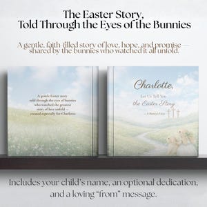 K&ouml;nnte beinhalten: Zwei Hardcover-B&uuml;cher mit dem Titel "The Easter Story, Told Through the Eyes of the Bunnies". Das Buch auf der rechten Seite ist mit dem Namen "Charlotte" personalisiert. Das Cover zeigt Hasen und einen Weg, der zu drei Kreuzen f&uuml;hrt. Der Text lautet: "A gentle Easter story..."
