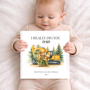 Puede incluir: Una tarjeta cuadrada con el texto "I REALLY DIG YOU DAD" y una ilustración de un oso de peluche con casco de construcción y mono operando una excavadora amarilla. La tarjeta también incluye el texto "Built With Love by Oliver Williams" y "Age 1".