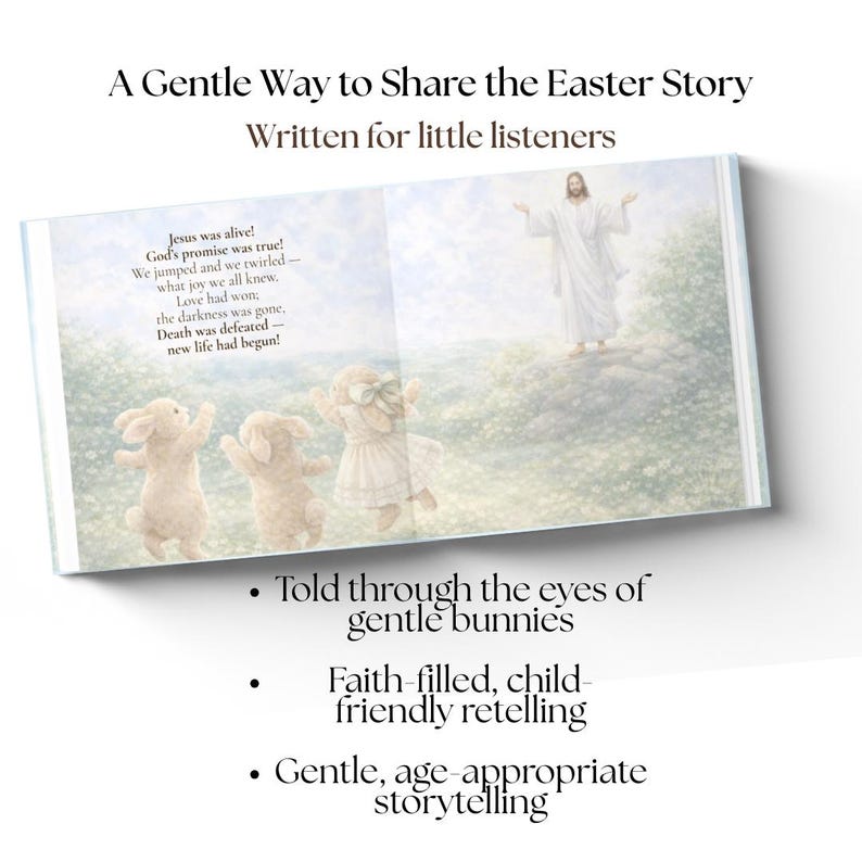 K&ouml;nnte beinhalten: Ein offenes Buch mit Illustrationen und Text. Der Text lautet &bdquo;Eine sanfte Art, die Ostergeschichte zu teilen&ldquo; und &bdquo;Geschrieben f&uuml;r kleine Zuh&ouml;rer&ldquo;. Die Illustrationen zeigen Hasen und Jesus. Das Thema des Buches ist Ostern.