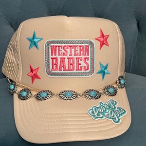 Western Babes Custom Trucker Hat, naszywki, szpilki emaliowane, broszki, łańcuchy do kapeluszy