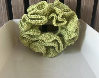 Salviagrön virkad hårsnodd – Handgjord volanghårsnodd