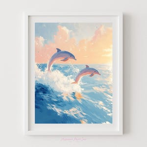 Puede incluir: Impresión artística enmarcada que representa a dos delfines saltando de las olas del océano bajo un cielo de atardecer pastel. La obra de arte utiliza tonos de azul, rosa y naranja, y está enmarcada en un marco blanco. Los delfines se muestran en pleno salto.