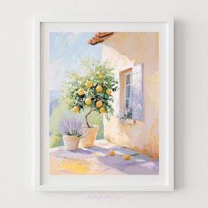 Puede incluir: Una impresión artística enmarcada representa una escena exterior soleada. Un limonero en maceta con frutos amarillos brillantes se encuentra junto a una planta de lavanda. Un edificio con una ventana y contraventanas azules está en el fondo. El arte está en un marco blanco.