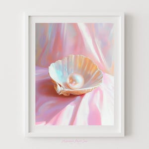 Puede incluir: Impresión enmarcada de una perla brillante dentro de una concha nacarada. La concha se encuentra sobre una tela rosa drapeada, con un fondo suave e iridiscente. La obra de arte evoca elegancia y belleza natural.