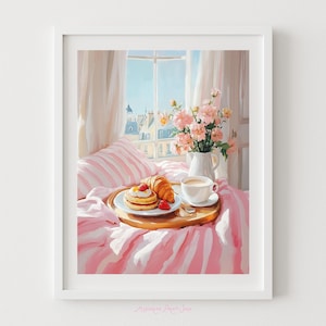 Könnte beinhalten: Gerahmter Kunstdruck einer Frühstücksszene. Ein Holztablett enthält Pfannkuchen mit Sahne und Erdbeeren, ein Croissant und eine Tasse Kaffee. Eine Vase mit rosa Blumen steht in der Nähe eines Fensters mit Blick auf eine Stadtlandschaft. Die Bettwäsche ist rosa und weiß gestreift.