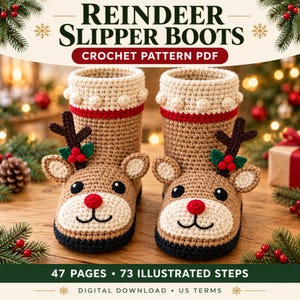 Könnte beinhalten: Ein Paar beige Häkel-Hausschuhstiefel mit Rentiergesicht, roter Nase, schwarzen Augen und braunem Geweih. Der Text lautet REINDEER SLIPPER BOOTS CROCHET PATTERN PDF, 47 PAGES 73 ILLUSTRATED STEPS und DIGITAL DOWNLOAD US TERMS.