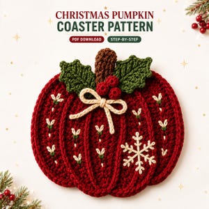Puede incluir: Un patrón de ganchillo para un posavasos de calabaza navideña en rojo con tallo marrón, hojas verdes, bayas rojas, lazo color crema y diseño de copo de nieve blanco. El texto dice CHRISTMAS PUMPKIN COASTER PATTERN.