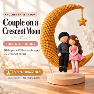 Könnte beinhalten: Eine Häkelanleitung als PDF mit dem Titel Couple on a Crescent Moon, inklusive eines digitalen Leitfadens mit 88 Seiten und 72 Prozessbildern. Das Bild zeigt ein gehäkeltes Paar, das auf einem gelben Halbmond mit hängendem Stern sitzt.