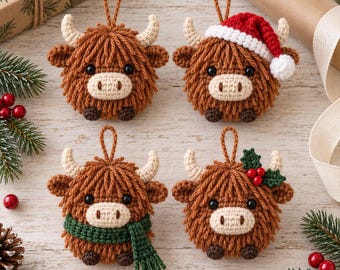 Pode incluir: Quatro ornamentos de crochê em forma de vaca Highland feitos de fio castanho com chifres cor de creme e olhos pretos. Um usa um gorro de Pai Natal vermelho e branco, um usa um cachecol verde, um tem um ramo de azevinho e um é simples.