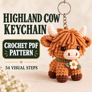 Peut inclure: Un porte-clés en crochet représentant une vache Highland avec un anneau en métal, du fil marron, des cornes crème et une petite fleur. Le texte indique : HIGHLAND COW KEYCHAIN, CROCHET PDF PATTERN, 54 VISUAL STEPS. Museau clair et yeux sombres.