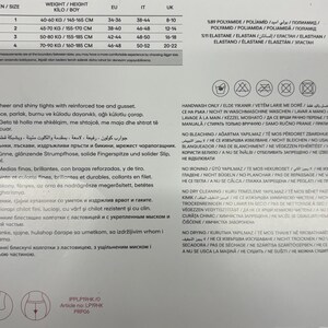 Pu&ograve; includere: Un inserto per confezione di collant velati e lucidi con una tabella delle taglie in chilogrammi e centimetri, una composizione di 89% poliammide e 11% elastan e istruzioni per la cura del prodotto con icone.
