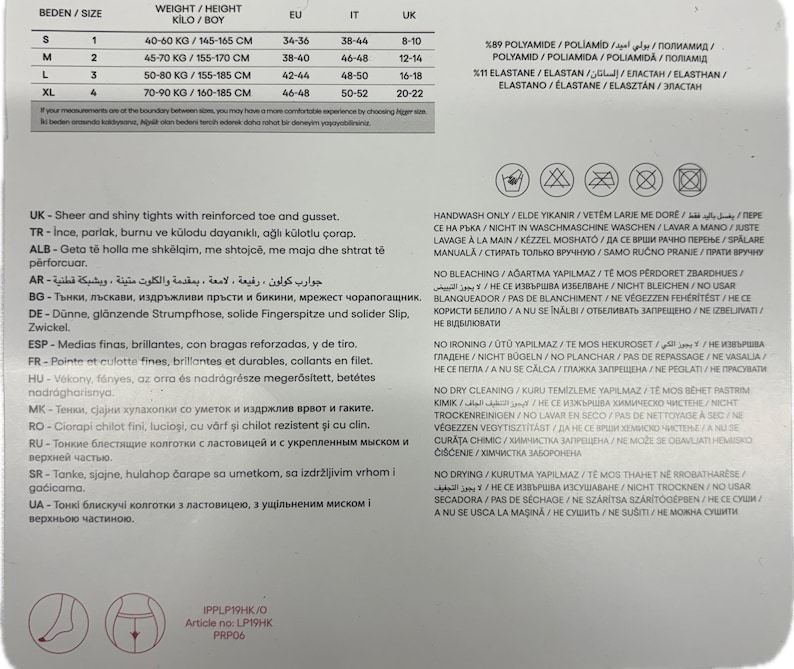 Pu&ograve; includere: Un inserto per confezione di collant velati e lucidi con una tabella delle taglie in chilogrammi e centimetri, una composizione di 89% poliammide e 11% elastan e istruzioni per la cura del prodotto con icone.