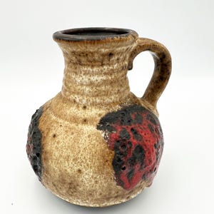 Puede incluir: Una tabla de cortar de madera hecha a mano con un acabado natural. La tabla rectangular tiene un canal para jugos y un asa. Dimensiones: aproximadamente 40,6 cm de largo, 25,4 cm de ancho y 1,9 cm de grosor.